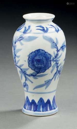 Vase balustre en porcelaine décoré en bleu de fleursEpoque M...