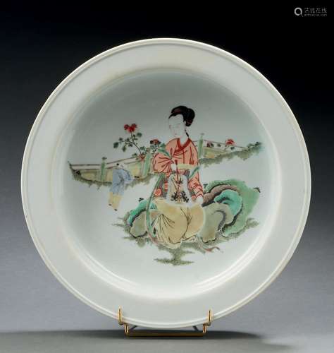 Plat circulaire creux en porcelaine décoré en émaux de la fa...