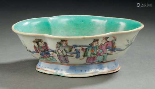 Coupe oblongue en porcelaine décorée en émaux de la famille ...