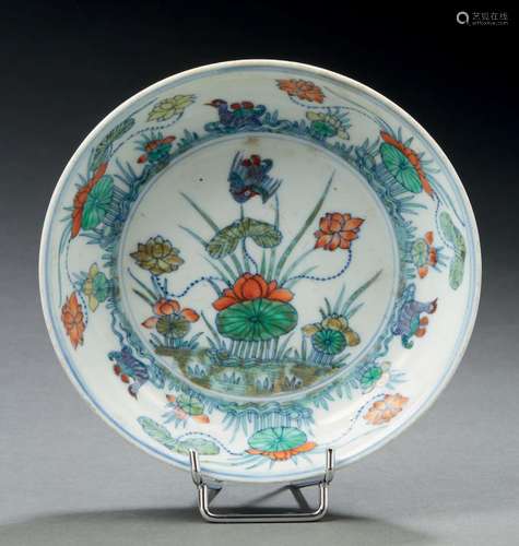 Coupelle circulaire en porcelaine décorée en émaux doucai de...