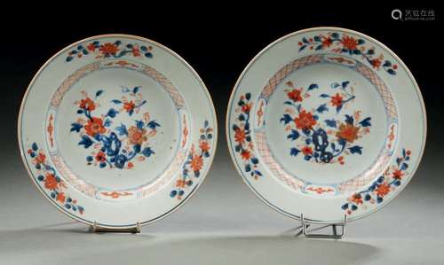 Deux assiettes creuses en porcelaine décorées de fleurs dans...