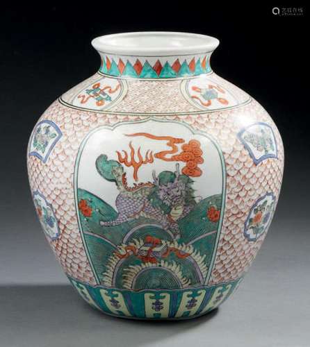 Vase en porcelaine Guan décoré en émaux de style wucai d'...