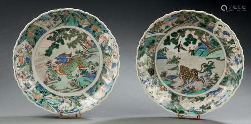 Paire de plats en porcelaine à bordure contournée décorés en...