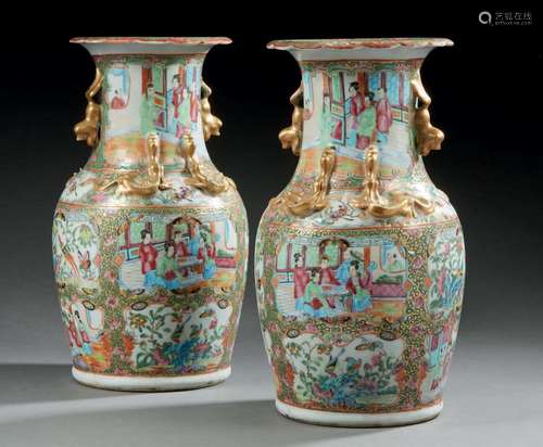 Paire de vases balustres en porcelaine décorés en polychromi...