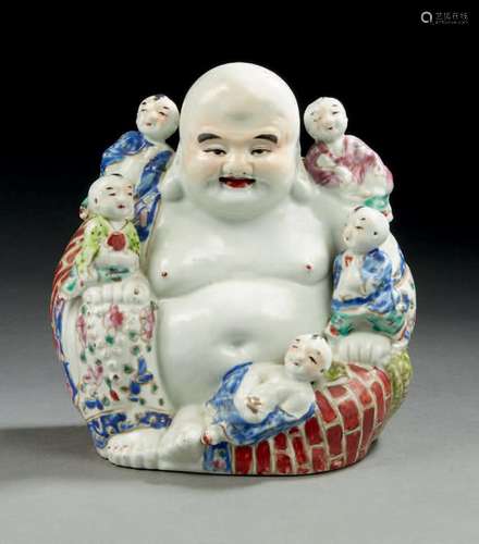 Groupe en porcelaine figurant un bouddha entouré de cinq enf...