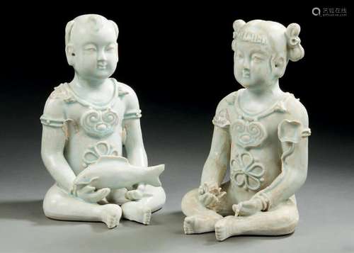 Deux figurines en porcelaine représentant des enfants assis ...