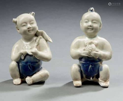 Deux figurines en porcelaine représentant les jumeaux hoho a...