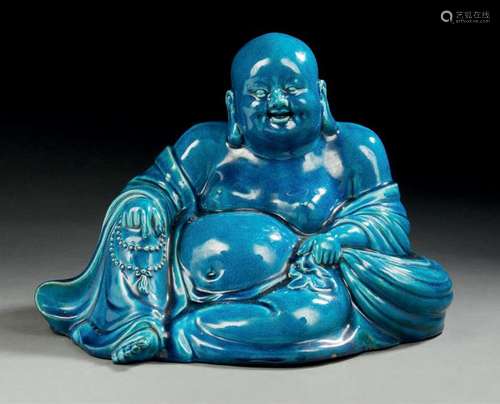 Bouddha assis en porcelaine à fond bleu turquoiseXXe siècleL...