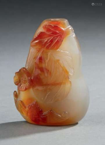 Pseudo-tabatière en agate sculptée à motif d'une pêche d...