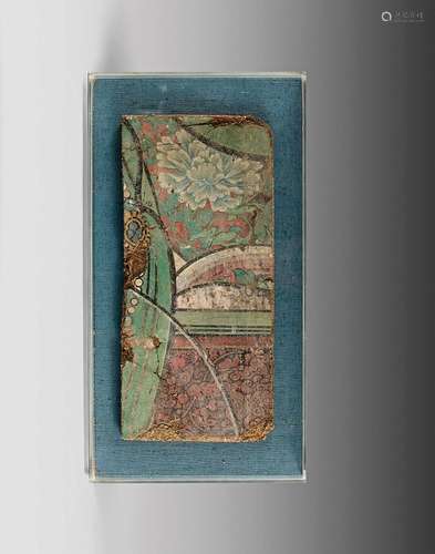 Fragment de peinture murale, polychrome montrant une pivoine...