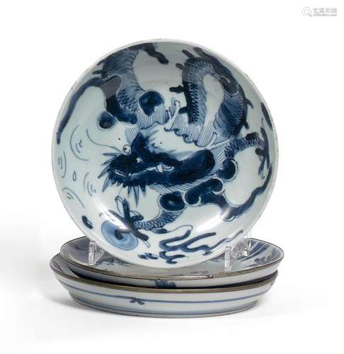 Deux coupelles en porcelaine bleu blanc à décor de dragons é...