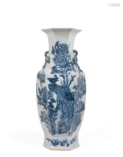Important vase balustre octogonal à col ouvert en porcelaine...