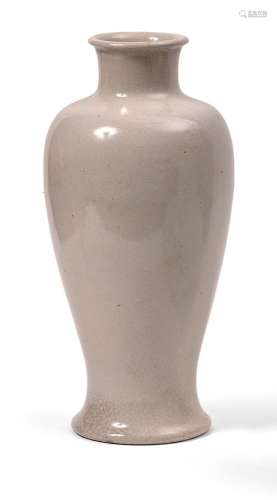 Vase balustre en porcelaine blanche craquelée.(Fêlure au col...