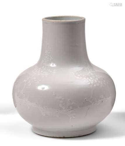 Vase à panse basse en porcelaine blanche émaillée en blanc d...