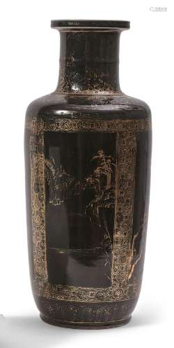 Vase rouleau en porcelaine émaillée noire et or à décor sur ...