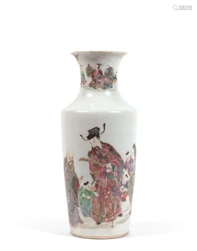 Vase en porcelaine polychrome à décor des trois dieux étoile...