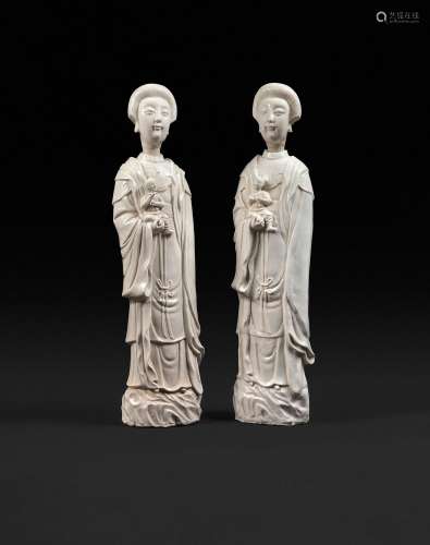 Deux statuettes de jeune femme debout en porcelaine émaillée...