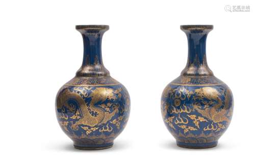Paire de vases de forme « shangping » à col ouvert à panse s...