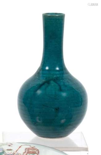 Petit vase bouteille en porcelaine émaillée bleu turquoise.(...