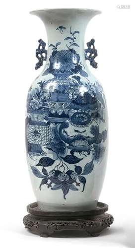 Grand vase en porcelaine décorée en bleu sous couverte de va...