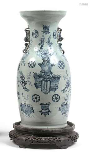 Vase balustre en porcelaine décorée en bleu sous couverte de...