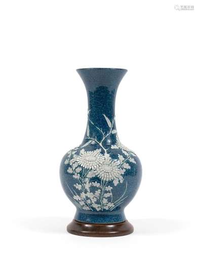 Vase à panse basse et col ouvert en porcelaine émaillée bleu...