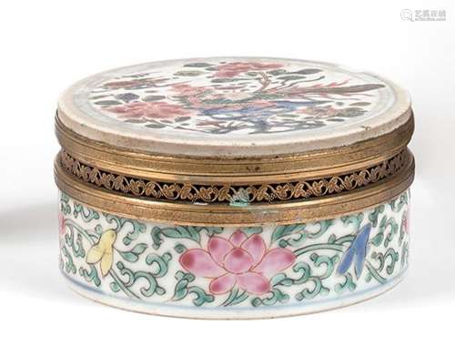 Boîte ronde en porcelaine émaillée polychrome à décor de la ...