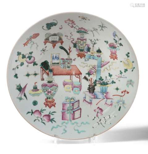 Plat rond en porcelaine émaillée polychrome dans le style de...