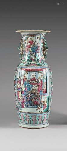 Grand vase à col évasé en porcelaine décoreé en émaux polych...