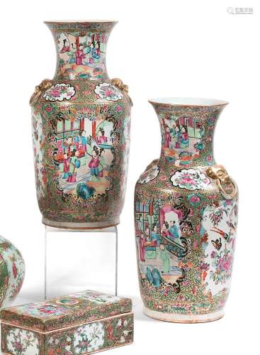 Paire de vases balustre en porcelaine émaillée polychrome et...