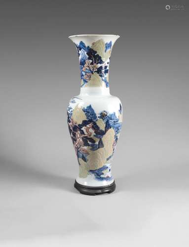 Important vase cornet, en porcelaine émaillée en bleu sous c...
