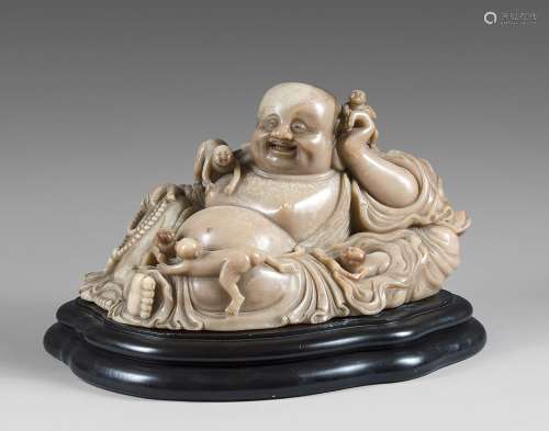 Important groupe en stéatite sculptée de Budai allongé, sa r...
