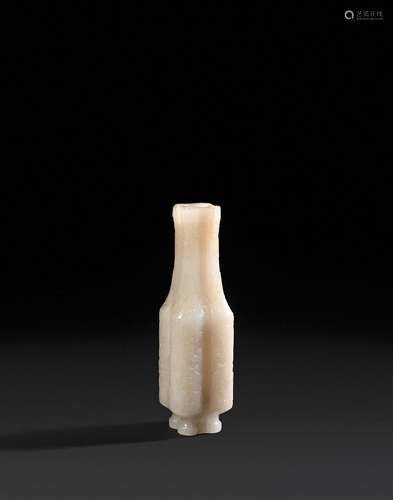 Petit vase en néphrite blanche quadrangulaire arrondi à déco...