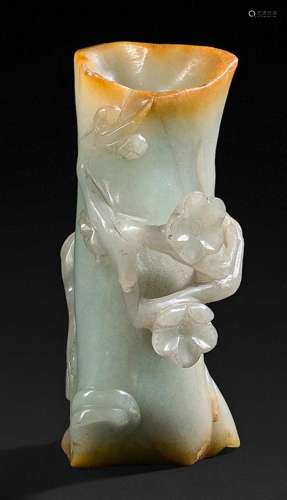 Petit vase en jadéite sculptée formant tronc à décor sculpté...
