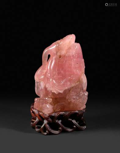Vase en quartz rose sculpté en forme de carpe dragon sortant...
