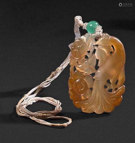 Pendentif en agate brun miel, paon dans les pivoines.Hauteur...