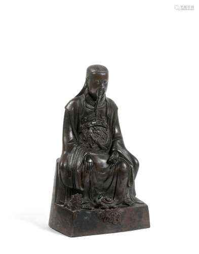 Statuette en bronze à patine brune de Chenwu assis, les main...