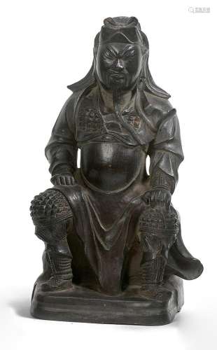 Statuette en bronze à patine brune de Guandi assis les mains...