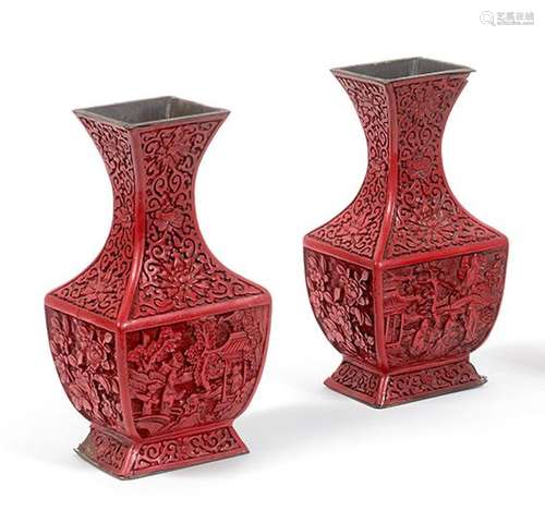 Paire de vases balustres quadrangulaires en laque rouge scul...