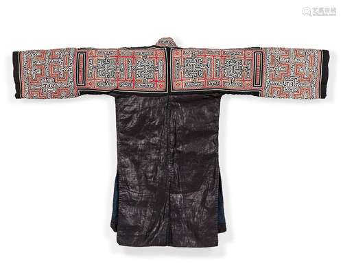 Veste hmong en coton indigo foncé, les bordures des manches ...