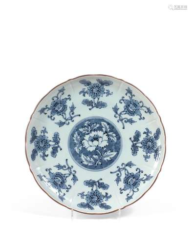 Plat de forme polylobé en porcelaine décorée en bleu sous co...