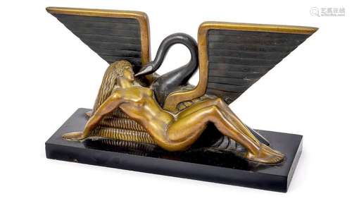 Léda et le cygne, circa 1930. Epreuve en bronze à patine noi...