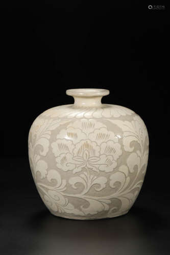 Cizhou Kiln White Glaze Incised Floral Jar