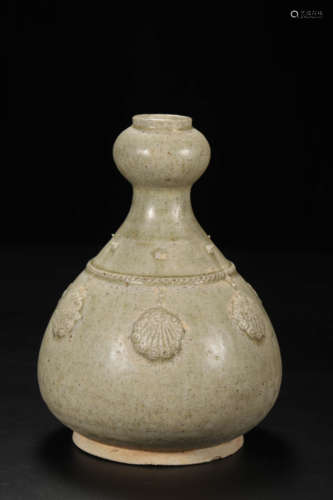 Xiangzhou Kiln Celadon Garlic-head Bottle Vase