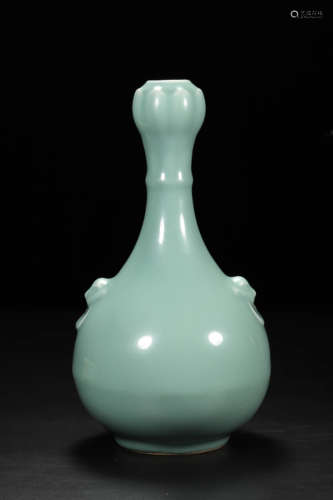 Celadon Garlic-head Bottle