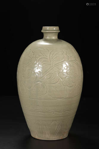 Yaozhou Kiln Celadon Incised Flower Meiping Vase