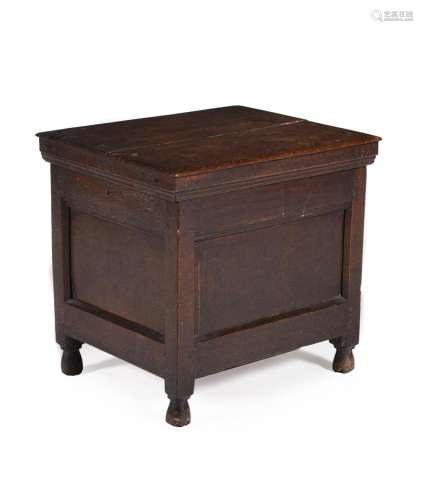 AN OAK BOX COMMODE