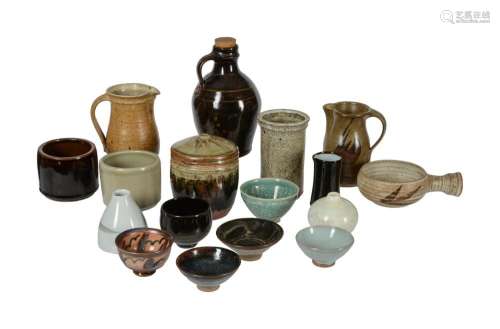 A GROUP OF FOURTEEN VARIOUS STUDIO POTTERY ITEMS