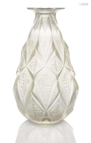 SABINO (FRENCH), AN OPALESCENT GLASS VASE, SIGNED 'SABIN...