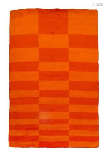 A FRENCH WOOLLEN RUG, C.1960, A DEEP PILE RUG WITH TWO TONE ...